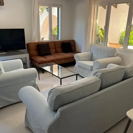 Cecylia Villa *